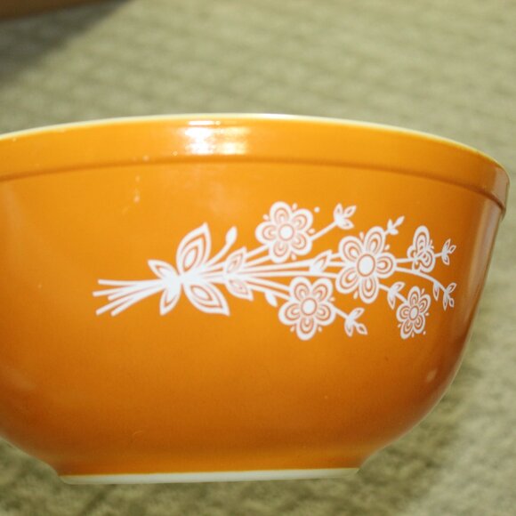 Vintage Pyrex Butterfly Gold Set of 3 Mixing Bowls 401 402 403 - Nesting Design - Picture 3 of 14